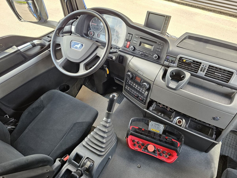 Interior photo 2: Kamion sa kablovskim sistemom, Kamion sa dizalicom MAN TGS 35.400 / 8x4-4 / CONTAINER SYSTEM / PALFINGER Z CRANE