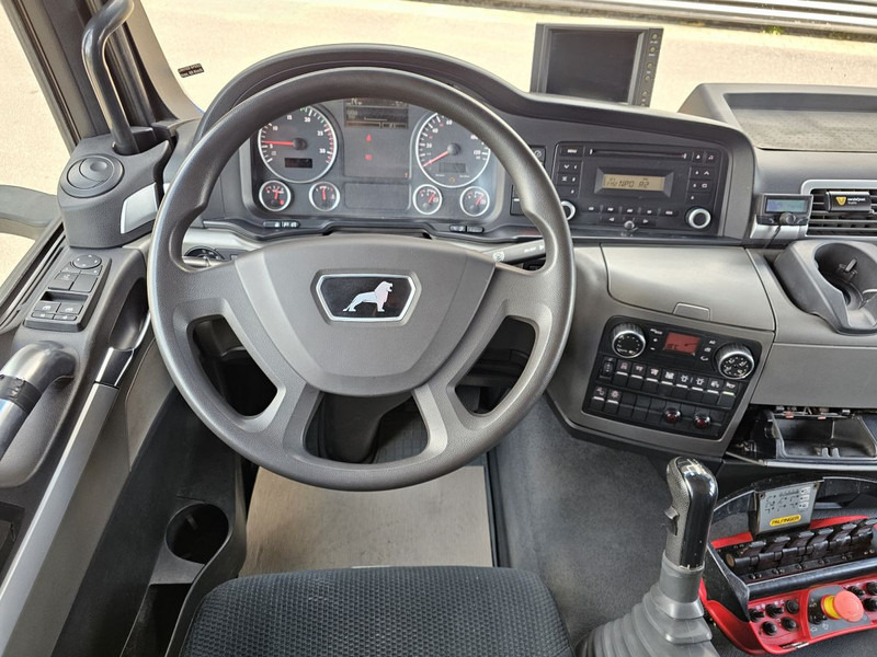 Interior photo 1: Kamion sa kablovskim sistemom, Kamion sa dizalicom MAN TGS 35.400 / 8x4-4 / CONTAINER SYSTEM / PALFINGER Z CRANE