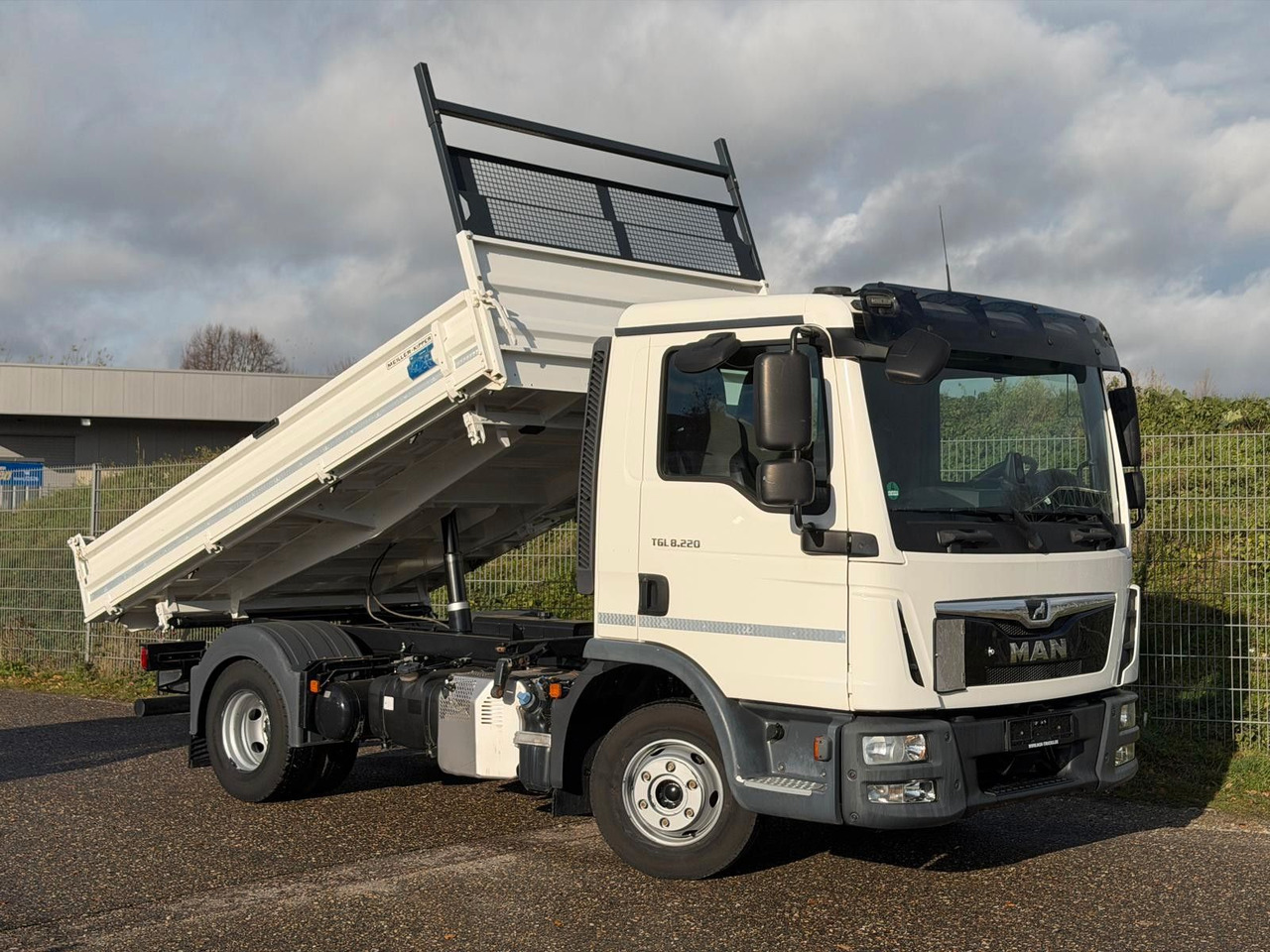 MAN 8.220 4x2 Meiller 3S. Kipper | TOP Zustand! - Dostavno vozilo kiper: slika 1 MAN 8.220 4x2 Meiller 3S. Kipper | TOP Zustand! - Dostavno vozilo kiper: slika 1