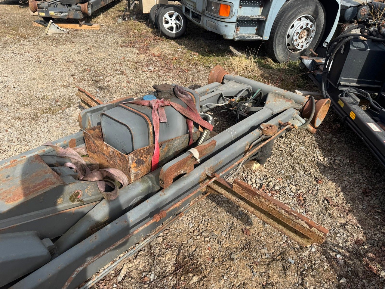 Meiller Abrollaufbau für 6X4 mit 3,90 Radstand - Kamion sa hidrauličnom kukom: slika 5 Meiller Abrollaufbau für 6X4 mit 3,90 Radstand - Kamion sa hidrauličnom kukom: slika 5