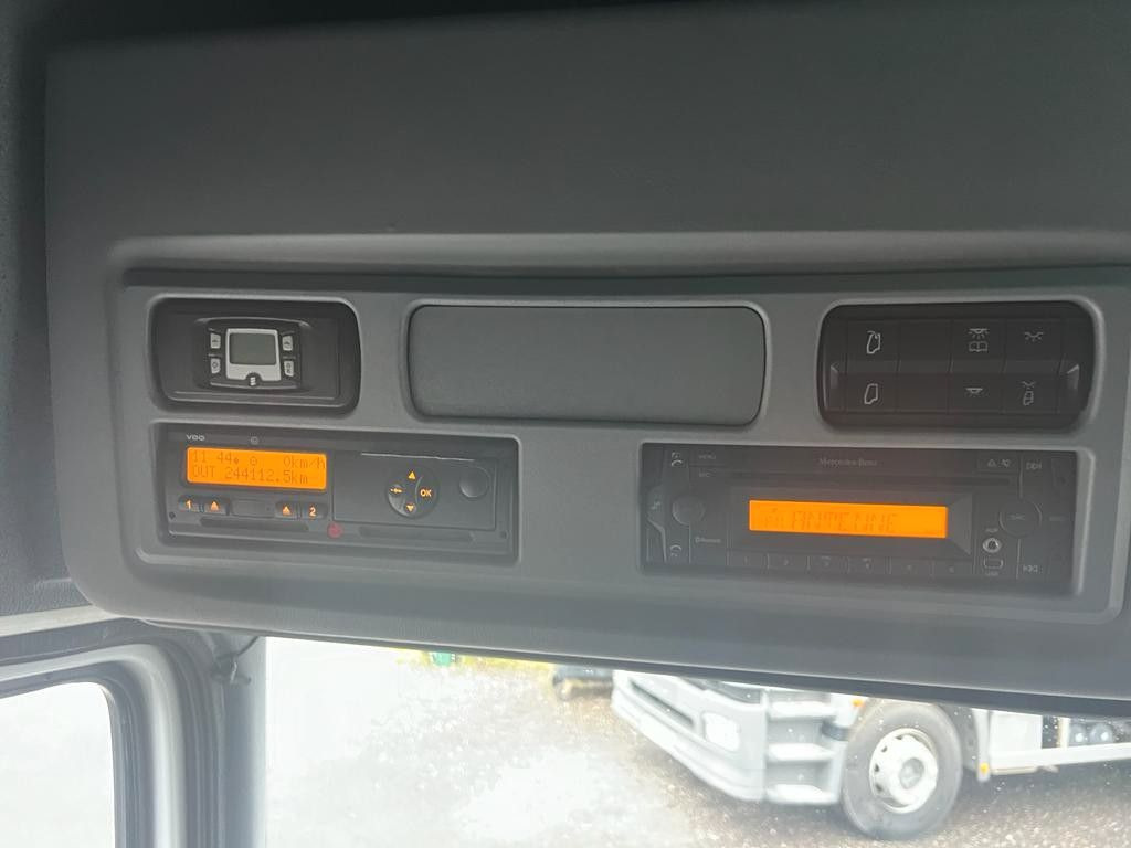 Mercedes-Benz 1324 4X2 Koffer Plane 6 to. Hebebühne Mercedes-Benz 1324 4X2 Koffer Plane 6 to. Hebebühne - Kamion sa zatvorenim sandukom: slika 4 Mercedes-Benz 1324 4X2 Koffer Plane 6 to. Hebebühne Mercedes-Benz 1324 4X2 Koffer Plane 6 to. Hebebühne - Kamion sa zatvorenim sandukom: slika 4