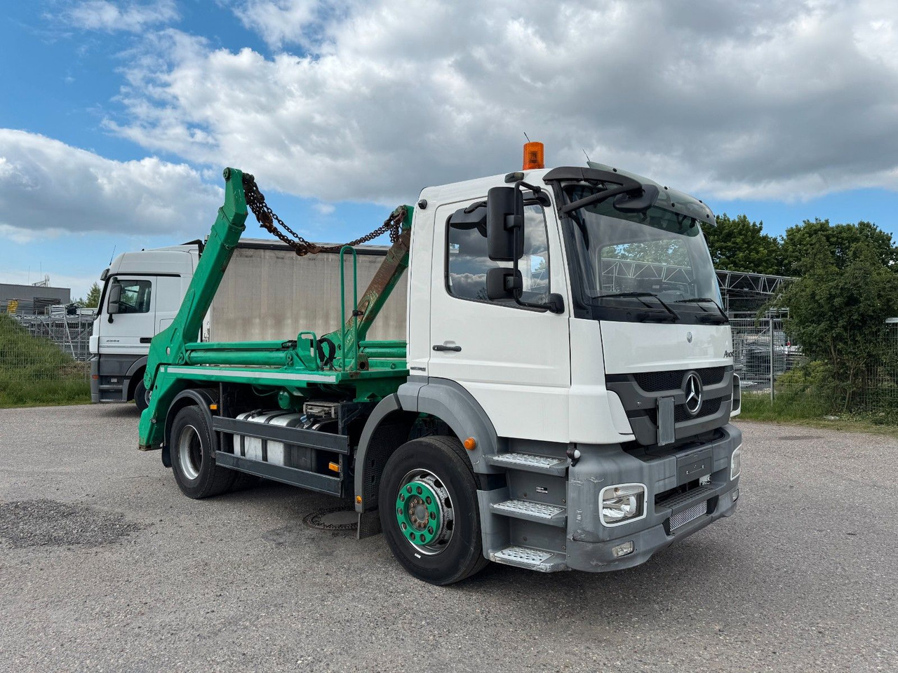 Mercedes-Benz 1833 4X2 Meiller AK 12 Absetzkipper Mercedes-Benz 1833 4X2 Meiller AK 12 Absetzkipper - Kamion za utovaranje kontejnera: slika 1 Mercedes-Benz 1833 4X2 Meiller AK 12 Absetzkipper Mercedes-Benz 1833 4X2 Meiller AK 12 Absetzkipper - Kamion za utovaranje kontejnera: slika 1