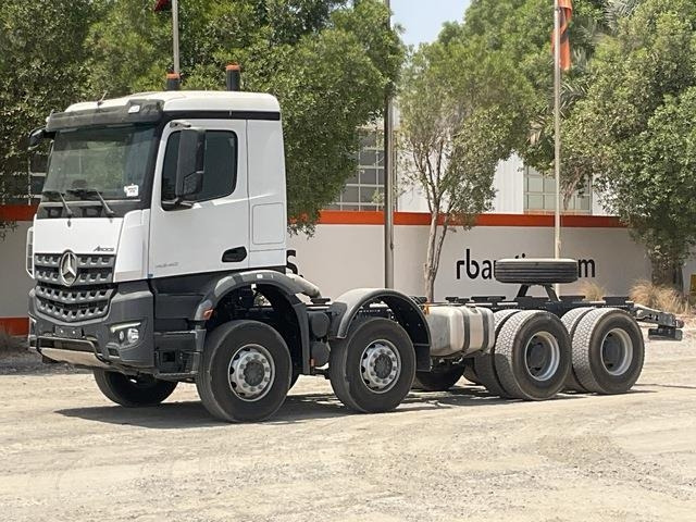 Mercedes-Benz Arocs 4240 - Kamion sa golom šasijom i zatvorenom kabinom: slika 1 Mercedes-Benz Arocs 4240 - Kamion sa golom šasijom i zatvorenom kabinom: slika 1