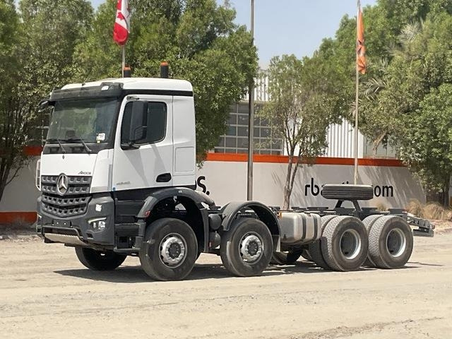 Mercedes-Benz Arocs 4240 - Kamion sa golom šasijom i zatvorenom kabinom: slika 1 Mercedes-Benz Arocs 4240 - Kamion sa golom šasijom i zatvorenom kabinom: slika 1