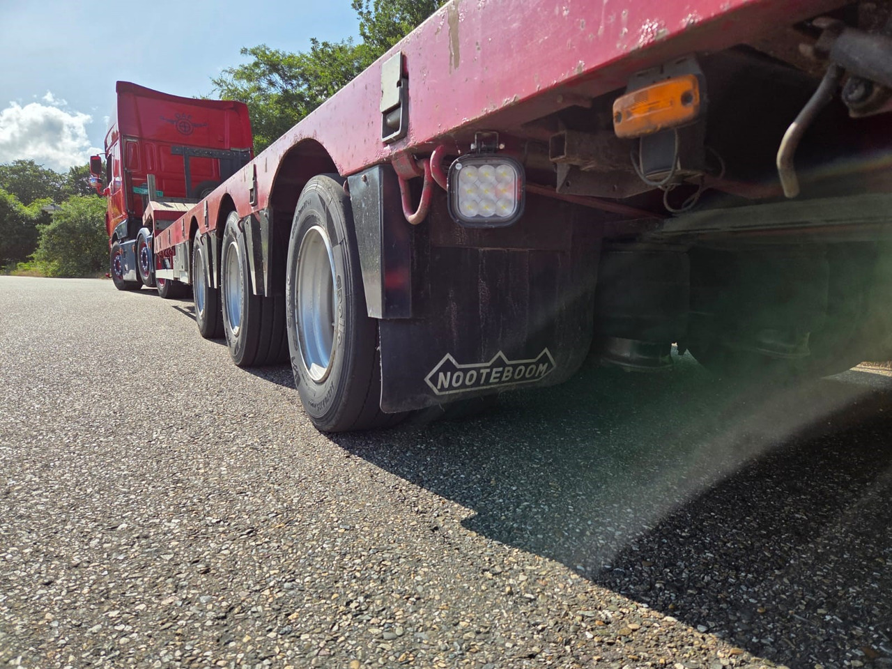 DAF XF 460 FTG 6x2 Super Spacecab + Nooteboom semi-dieplader - Kamion sa golom šasijom i zatvorenom kabinom: slika 5 DAF XF 460 FTG 6x2 Super Spacecab + Nooteboom semi-dieplader - Kamion sa golom šasijom i zatvorenom kabinom: slika 5