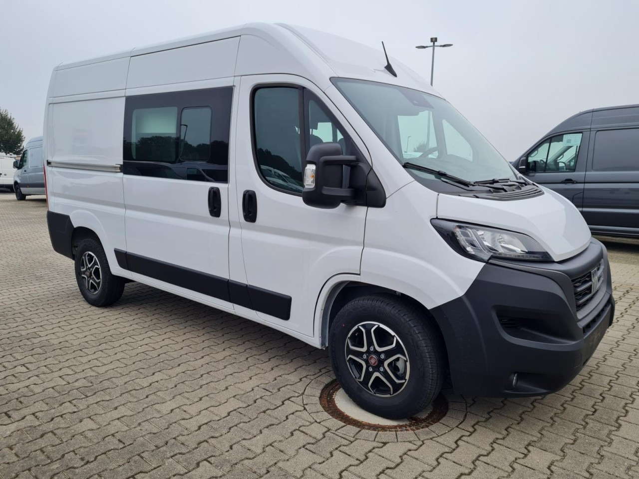 Fiat Ducato 35 Kasten Doka 7-Sitze 2x Schiebetür Maxi L2H2 - Furgon, Dostavno vozilo sa duplom kabinom: slika 4 Fiat Ducato 35 Kasten Doka 7-Sitze 2x Schiebetür Maxi L2H2 - Furgon, Dostavno vozilo sa duplom kabinom: slika 4