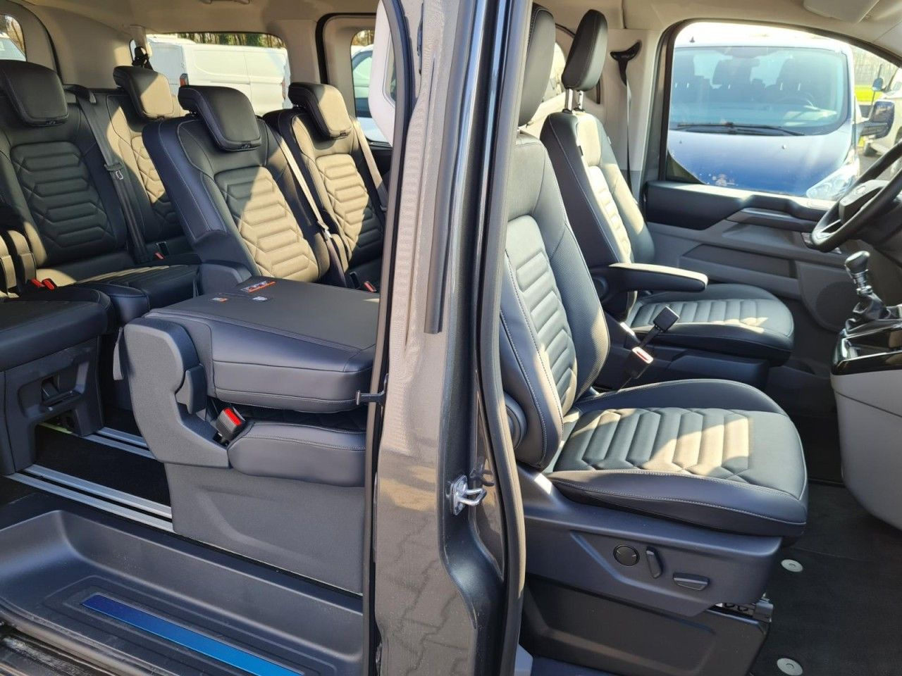 Ford Tourneo Custom 320 Titanium X L1 AHK LED LMF NAV - Putnički kombi: slika 4 Ford Tourneo Custom 320 Titanium X L1 AHK LED LMF NAV - Putnički kombi: slika 4