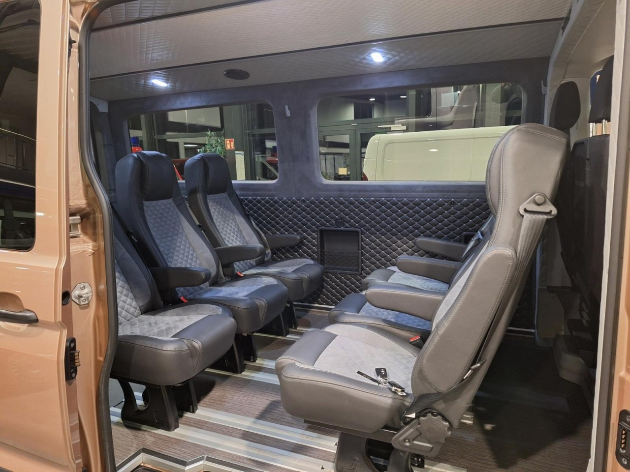 Man TGE 3.180 TDi Kombi 9 Sitze ALU KAMERA LED LEDER Sonderumbau - Dostavno vozilo sa duplom kabinom: slika 5 Man TGE 3.180 TDi Kombi 9 Sitze ALU KAMERA LED LEDER Sonderumbau - Dostavno vozilo sa duplom kabinom: slika 5