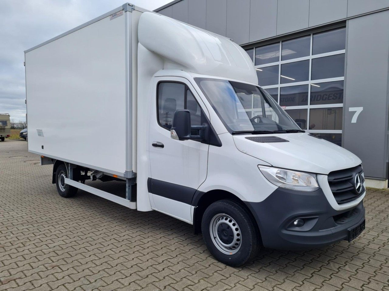 Mercedes-Benz Sprinter 315 Koffer lang MBux KLIMA NAVI TEMPOMA - Dostavno vozilo sa zatvorenim sandukom: slika 3 Mercedes-Benz Sprinter 315 Koffer lang MBux KLIMA NAVI TEMPOMA - Dostavno vozilo sa zatvorenim sandukom: slika 3