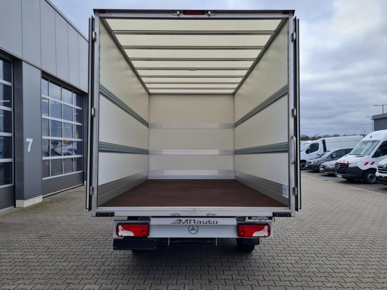 Mercedes-Benz Sprinter 315 Koffer lang MBux KLIMA NAVI TEMPOMA - Dostavno vozilo sa zatvorenim sandukom: slika 5 Mercedes-Benz Sprinter 315 Koffer lang MBux KLIMA NAVI TEMPOMA - Dostavno vozilo sa zatvorenim sandukom: slika 5