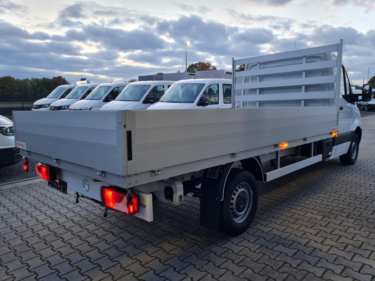 Mercedes-Benz Sprinter 317 CDI Pritsche L3 lang RWD KLIMA TEMPOMAT - Dostavno vozilo s ravnom platformom: slika 4 Mercedes-Benz Sprinter 317 CDI Pritsche L3 lang RWD KLIMA TEMPOMAT - Dostavno vozilo s ravnom platformom: slika 4