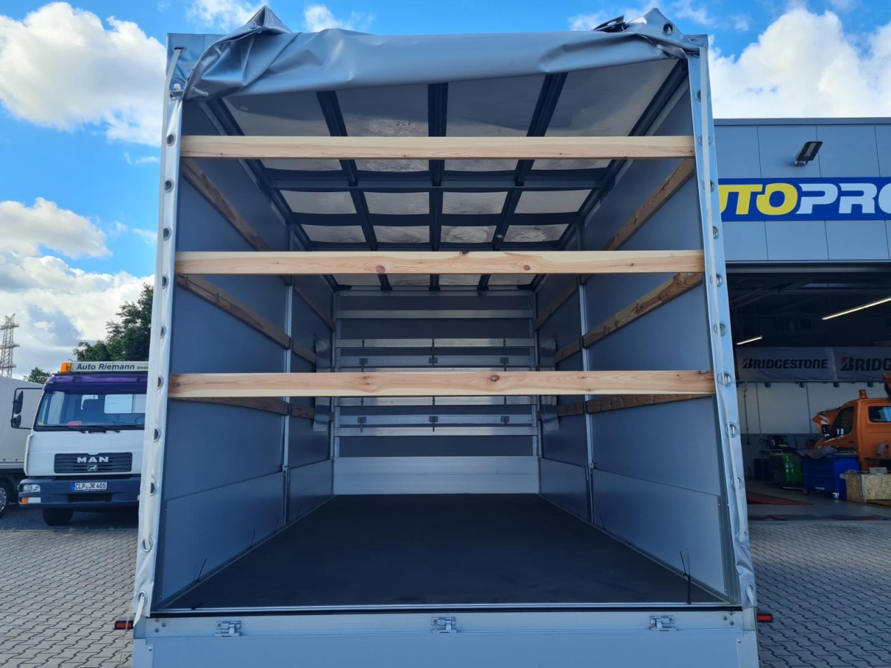 Mercedes-Benz Sprinter 317 Pritsche Plane Schlafkab RWD 10 Pal - Dostavno vozilo sa ceradom: slika 5 Mercedes-Benz Sprinter 317 Pritsche Plane Schlafkab RWD 10 Pal - Dostavno vozilo sa ceradom: slika 5