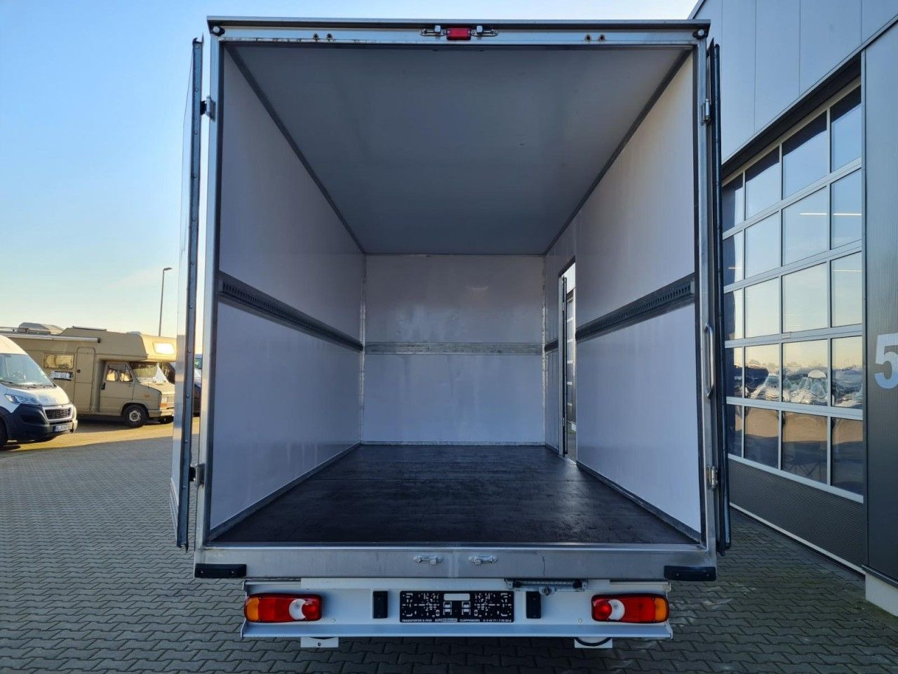 Peugeot Boxer 3.5t Koffer lang L4 ERGO KLIMA KOMFORT TEM - Dostavno vozilo sa zatvorenim sandukom: slika 5 Peugeot Boxer 3.5t Koffer lang L4 ERGO KLIMA KOMFORT TEM - Dostavno vozilo sa zatvorenim sandukom: slika 5