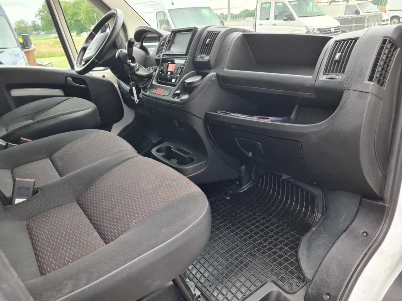 Peugeot Boxer 3.5t Pritsche Plane lang L4 ERGO KLIMA 10 - Dostavno vozilo sa ceradom: slika 4 Peugeot Boxer 3.5t Pritsche Plane lang L4 ERGO KLIMA 10 - Dostavno vozilo sa ceradom: slika 4