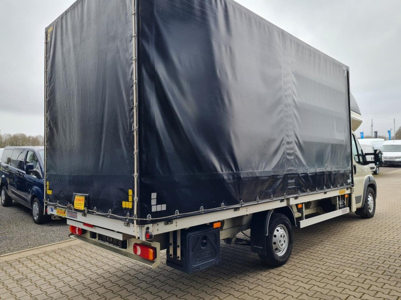 Peugeot Boxer Pritsche L4 Schiebe Plane Schlafkab Luftfe - Dostavno vozilo sa ceradom: slika 4 Peugeot Boxer Pritsche L4 Schiebe Plane Schlafkab Luftfe - Dostavno vozilo sa ceradom: slika 4