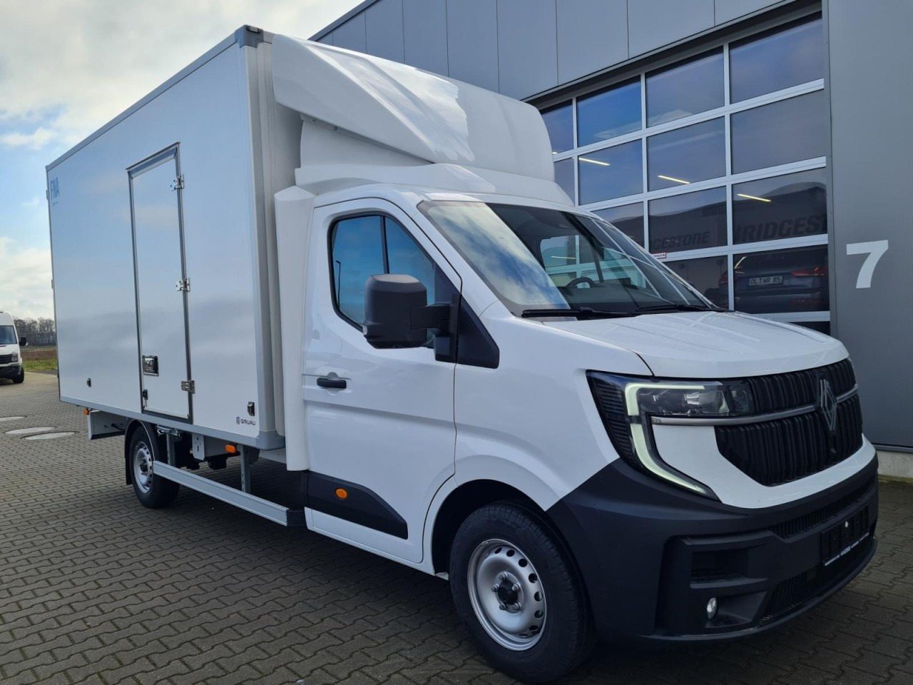 Renault Master 35 Möbel Koffer KLIMA Automatik 10 Pal. - Dostavno vozilo sa zatvorenim sandukom: slika 4 Renault Master 35 Möbel Koffer KLIMA Automatik 10 Pal. - Dostavno vozilo sa zatvorenim sandukom: slika 4