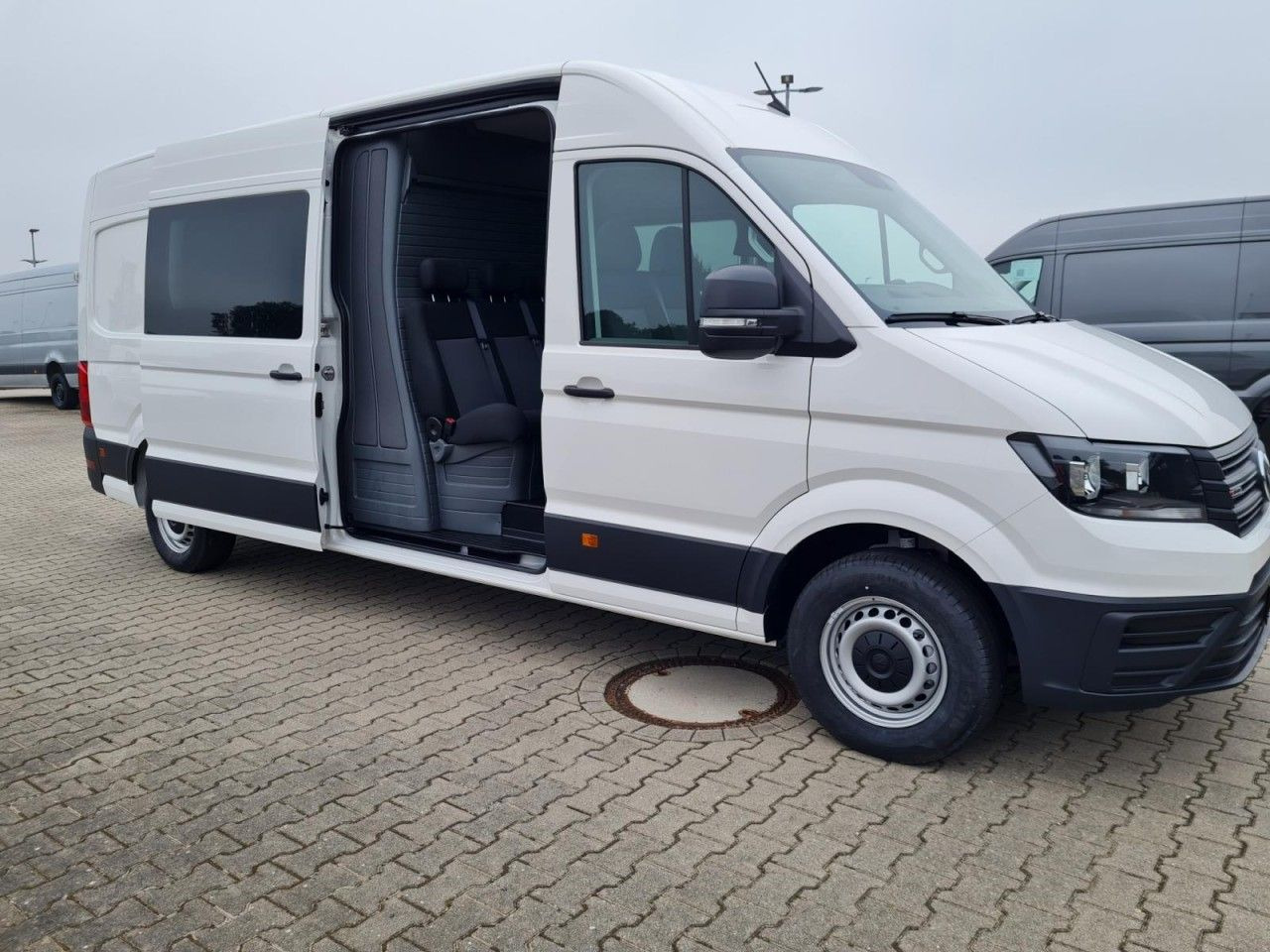 Volkswagen Crafter 35 Kasten Plus 4MOTION Doka Mixto L4H3 - Furgon, Dostavno vozilo sa duplom kabinom: slika 4 Volkswagen Crafter 35 Kasten Plus 4MOTION Doka Mixto L4H3 - Furgon, Dostavno vozilo sa duplom kabinom: slika 4