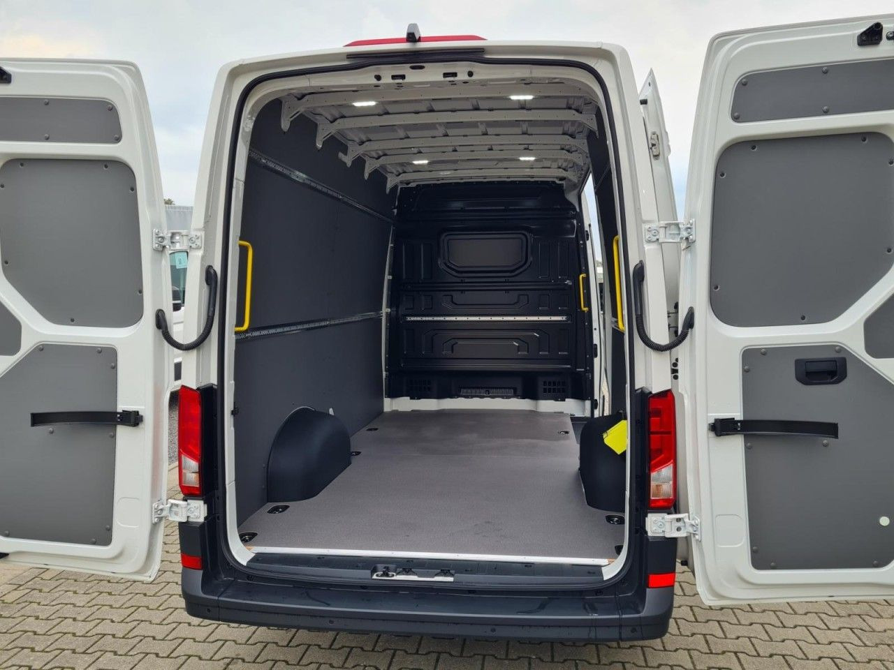 Volkswagen Crafter 35 Kasten TDI L3H3 LED TEMPOMAT AUTOMATI - Furgon: slika 5 Volkswagen Crafter 35 Kasten TDI L3H3 LED TEMPOMAT AUTOMATI - Furgon: slika 5