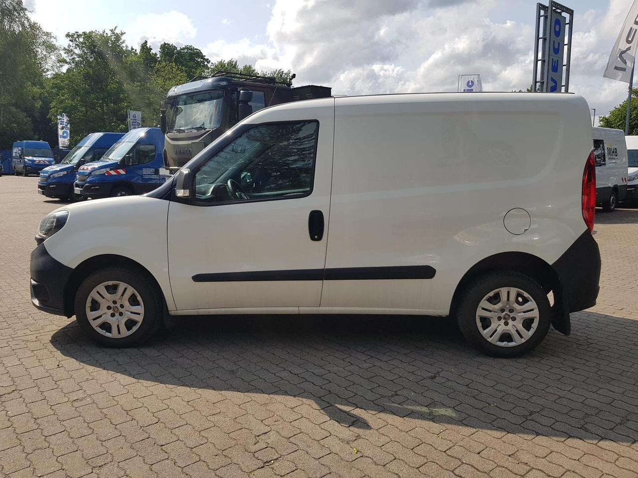 Fiat Doblo Kastenwagen SX 1.3 Klima, Radio mit Nav... - Putnički kombi: slika 2 Fiat Doblo Kastenwagen SX 1.3 Klima, Radio mit Nav... - Putnički kombi: slika 2