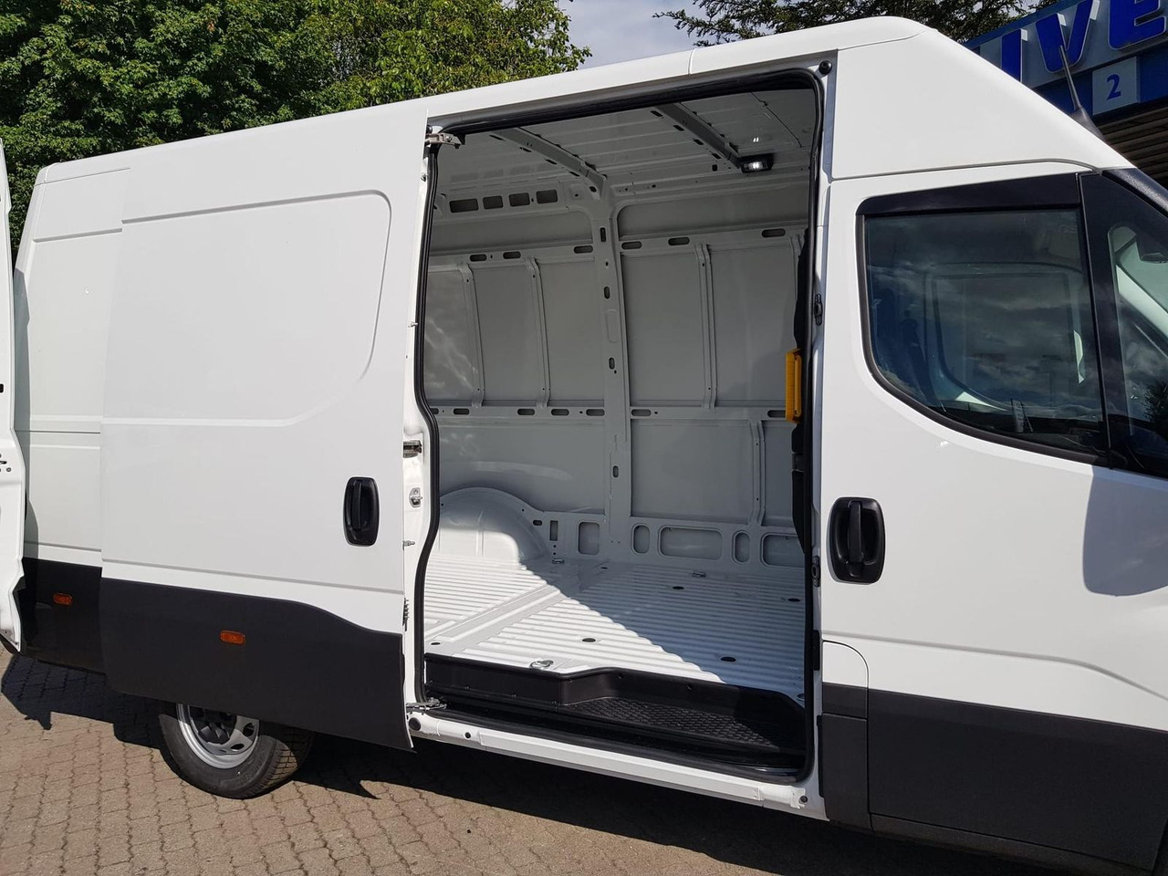 Furgon Iveco Daily 35S14A8 V Y mit Rückfahrkamera und Radi...: slika 8 Furgon Iveco Daily 35S14A8 V Y mit Rückfahrkamera und Radi...: slika 8