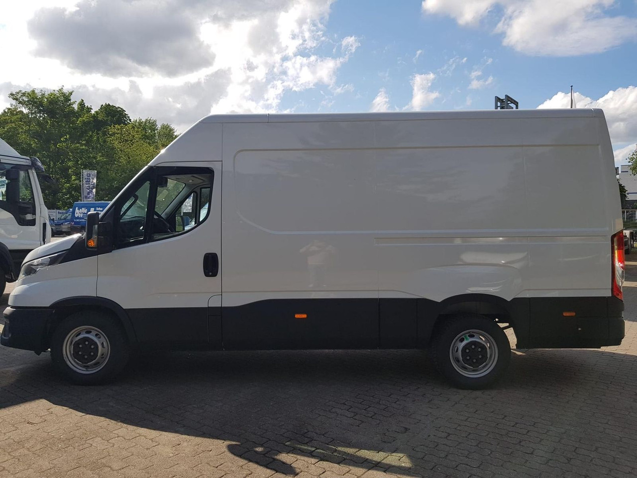 Iveco Daily 35S14A8VY*KAMERA*RADIO*KLIMA* - Furgon: slika 2 Iveco Daily 35S14A8VY*KAMERA*RADIO*KLIMA* - Furgon: slika 2