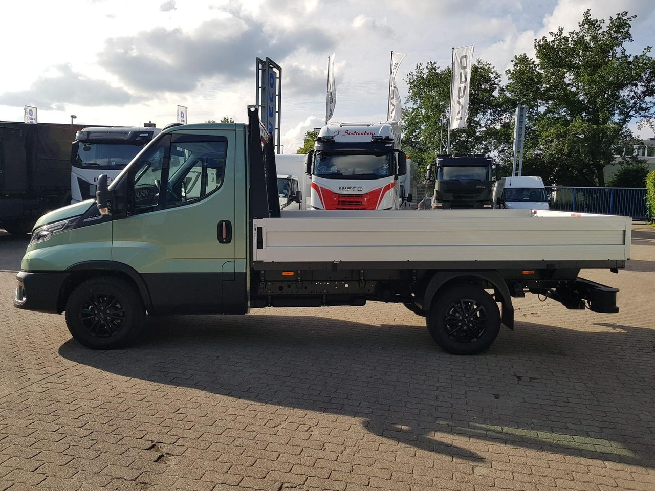 Iveco Daily 35S14HA8 Pritsche AHK 100 kW (136 PS),... - Dostavno vozilo s ravnom platformom: slika 2 Iveco Daily 35S14HA8 Pritsche AHK 100 kW (136 PS),... - Dostavno vozilo s ravnom platformom: slika 2
