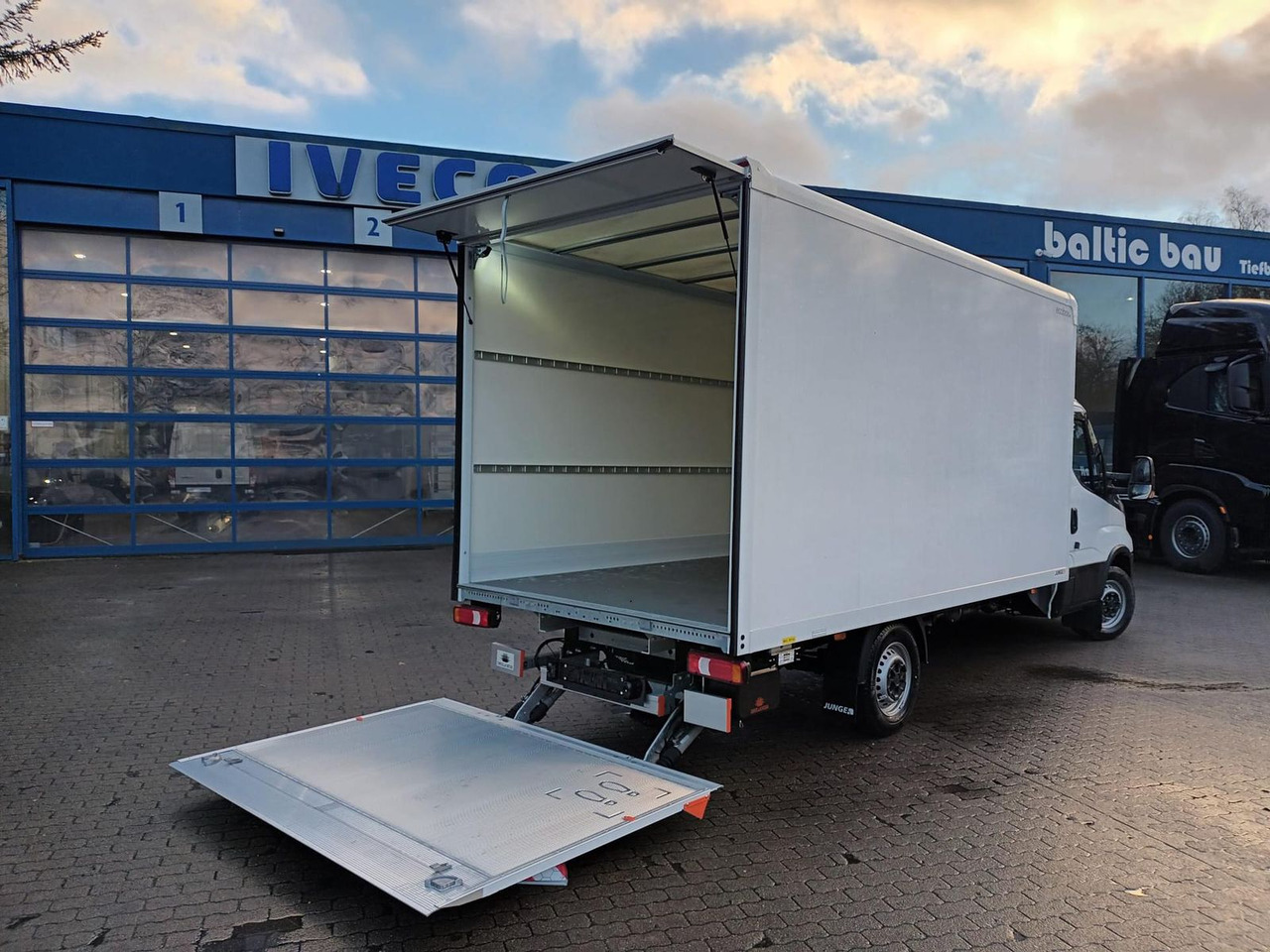 Iveco Daily 35S16HA8 Koffer LBW, Automatik,3x am Lager - Dostavno vozilo sa zatvorenim sandukom: slika 4 Iveco Daily 35S16HA8 Koffer LBW, Automatik,3x am Lager - Dostavno vozilo sa zatvorenim sandukom: slika 4