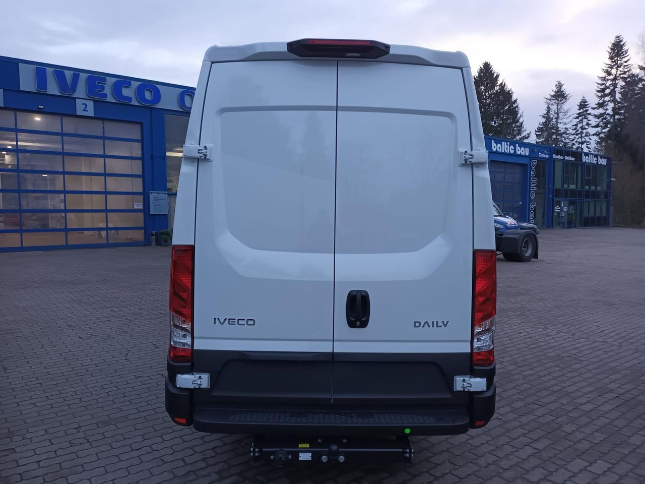 Iveco Daily 35S18HA8V 4100 KLIMA*AHK*RÜCKFAHRKAMERA... - Furgon: slika 3 Iveco Daily 35S18HA8V 4100 KLIMA*AHK*RÜCKFAHRKAMERA... - Furgon: slika 3