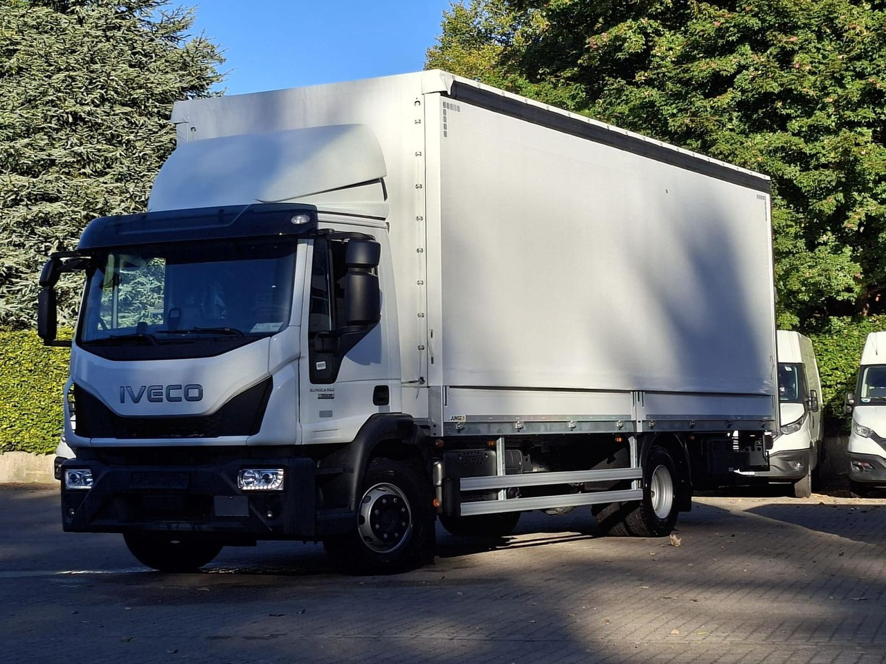 Iveco ML120E25/P JUNGE KOFFER LBW 1,5t AHK 185 kW (... - Dostavno vozilo sa zatvorenim sandukom: slika 1 Iveco ML120E25/P JUNGE KOFFER LBW 1,5t AHK 185 kW (... - Dostavno vozilo sa zatvorenim sandukom: slika 1