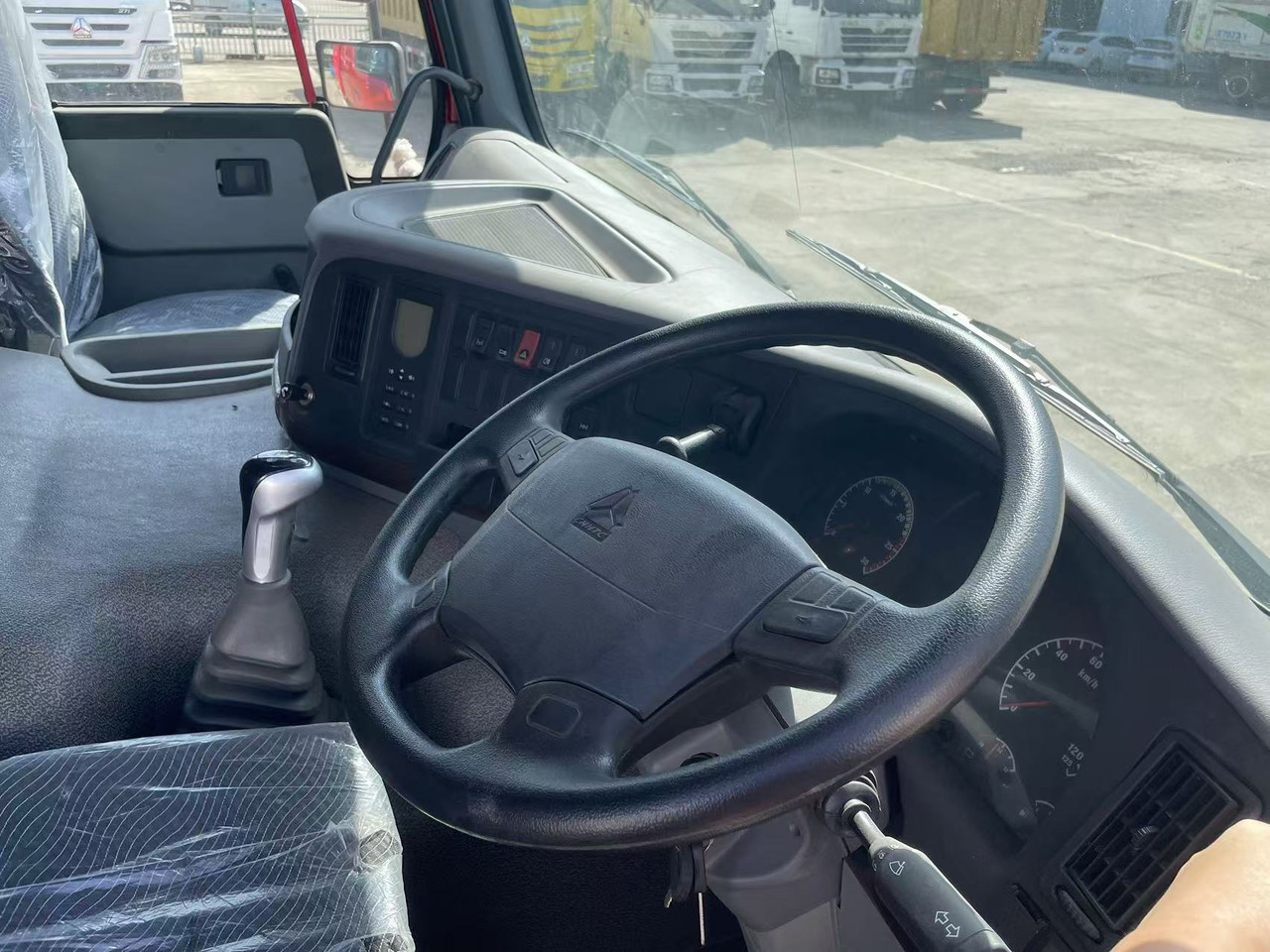 Istovarivač Sinotruk HOWO 371 8*4 Dump truck: slika 9