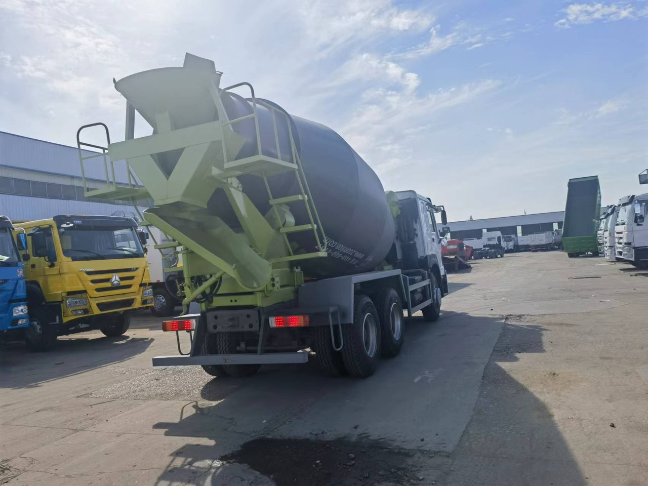 Sinotruk HOWO 6*4 Concrete mixer truck - Mikser za beton: slika 3 Sinotruk HOWO 6*4 Concrete mixer truck - Mikser za beton: slika 3
