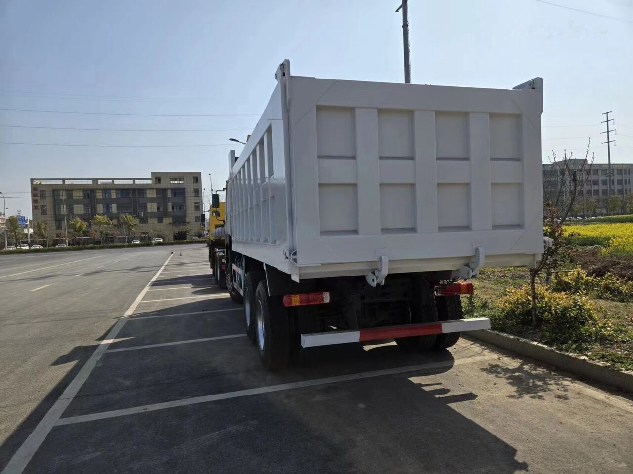 Sinotruk HOWO 6*4 Dump truck - Istovarivač: slika 5 Sinotruk HOWO 6*4 Dump truck - Istovarivač: slika 5