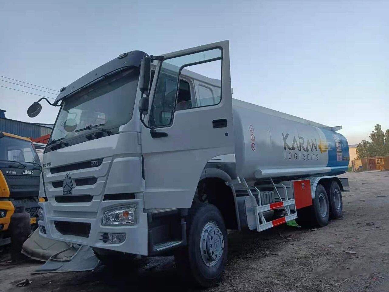Sinotruk HOWO 6*4 Fuel Tank Truck - Kamion cisterna: slika 1 Sinotruk HOWO 6*4 Fuel Tank Truck - Kamion cisterna: slika 1