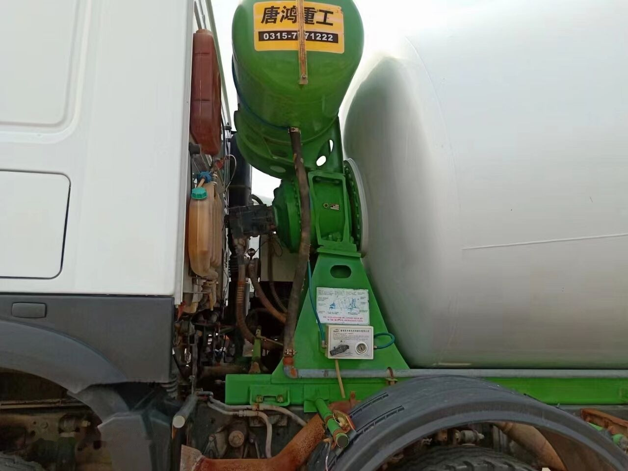 Sinotruk HOWO 8*4 Concrete mixer truck - Mikser za beton: slika 4 Sinotruk HOWO 8*4 Concrete mixer truck - Mikser za beton: slika 4