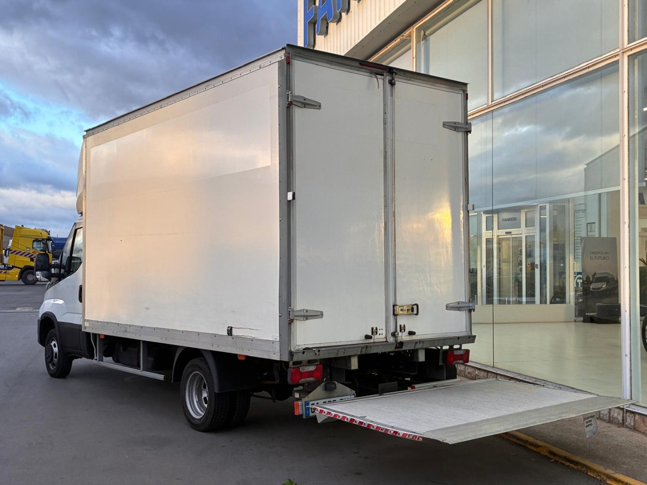 Caja cerrada IVECO 35C14 20m3 con puertas traseras y rampa elevadora - Dostavno vozilo sa zatvorenim sandukom: slika 4 Caja cerrada IVECO 35C14 20m3 con puertas traseras y rampa elevadora - Dostavno vozilo sa zatvorenim sandukom: slika 4