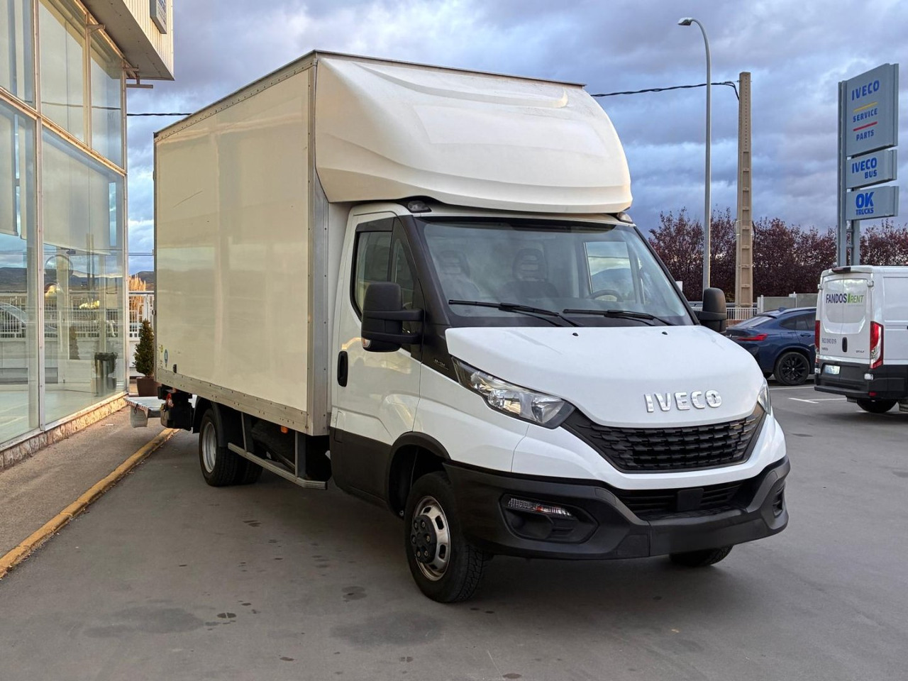 Caja cerrada IVECO 35C14 20m3 con puertas traseras y rampa elevadora - Dostavno vozilo sa zatvorenim sandukom: slika 3 Caja cerrada IVECO 35C14 20m3 con puertas traseras y rampa elevadora - Dostavno vozilo sa zatvorenim sandukom: slika 3