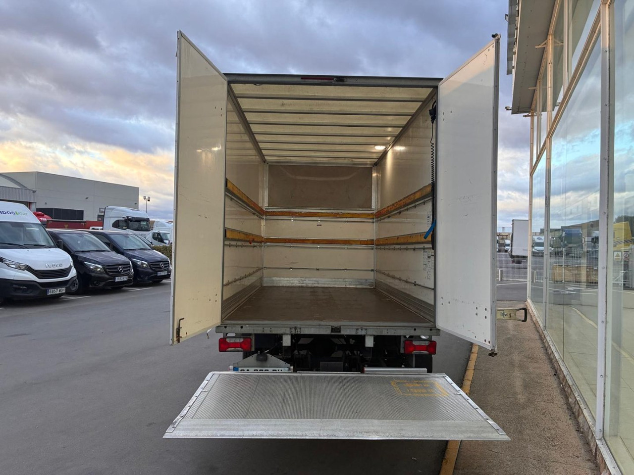 Caja cerrada IVECO 35C14 20m3 con puertas traseras y rampa elevadora - Dostavno vozilo sa zatvorenim sandukom: slika 5 Caja cerrada IVECO 35C14 20m3 con puertas traseras y rampa elevadora - Dostavno vozilo sa zatvorenim sandukom: slika 5