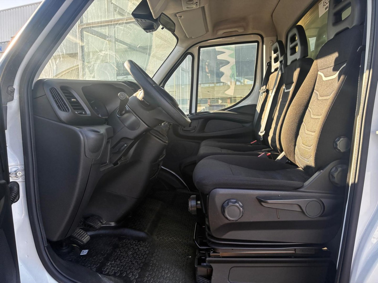 Dostavno vozilo sa zatvorenim sandukom Caja cerrada IVECO 35C16 20m3 con puertas traseras: slika 7