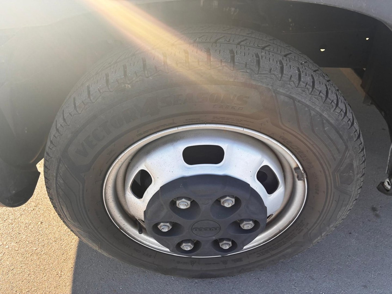 Dostavno vozilo sa zatvorenim sandukom Caja cerrada IVECO 35C16 20m3 con puertas traseras: slika 11