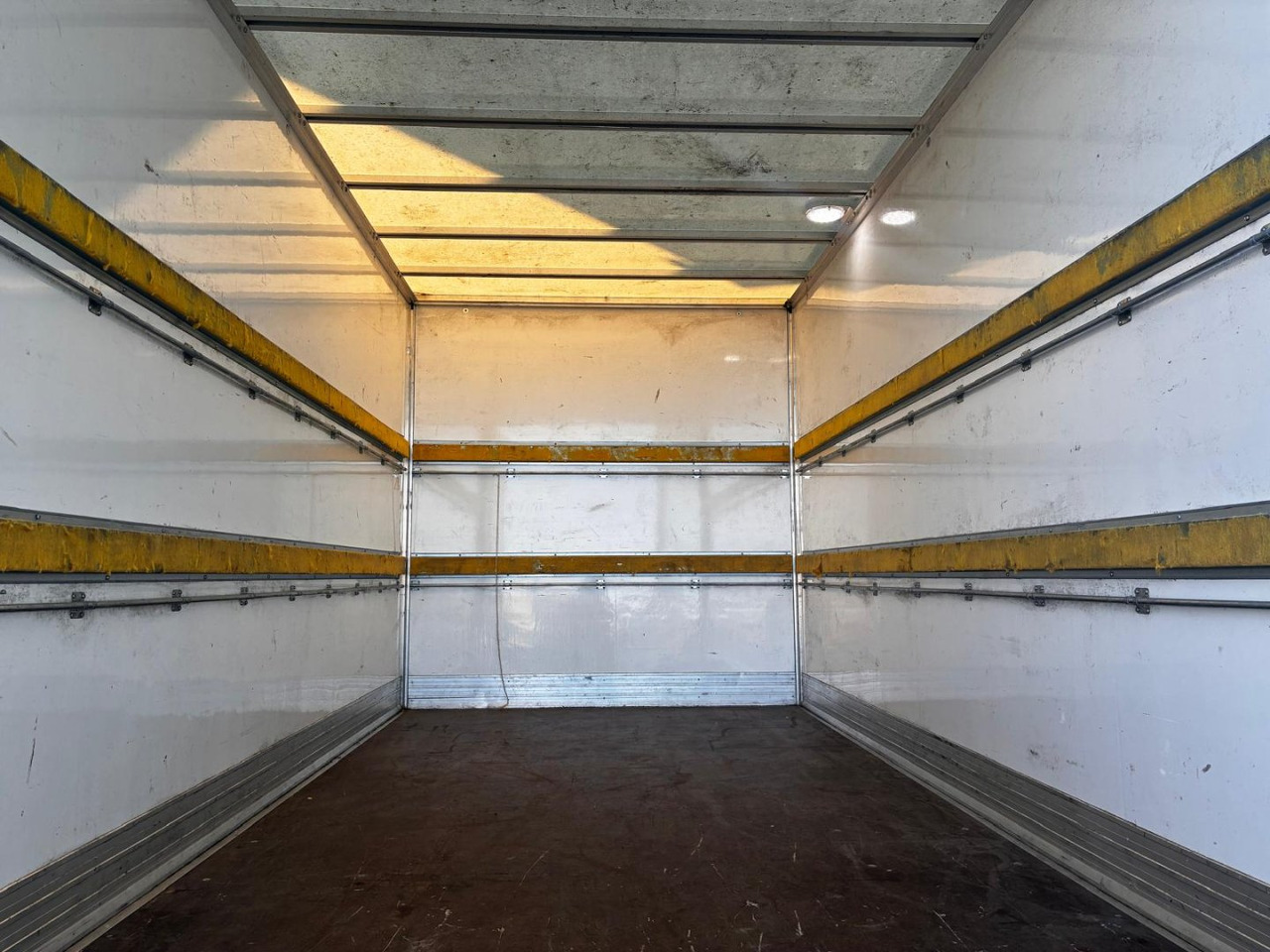 Dostavno vozilo sa zatvorenim sandukom Caja cerrada IVECO 35C16 20m3 con puertas traseras: slika 6