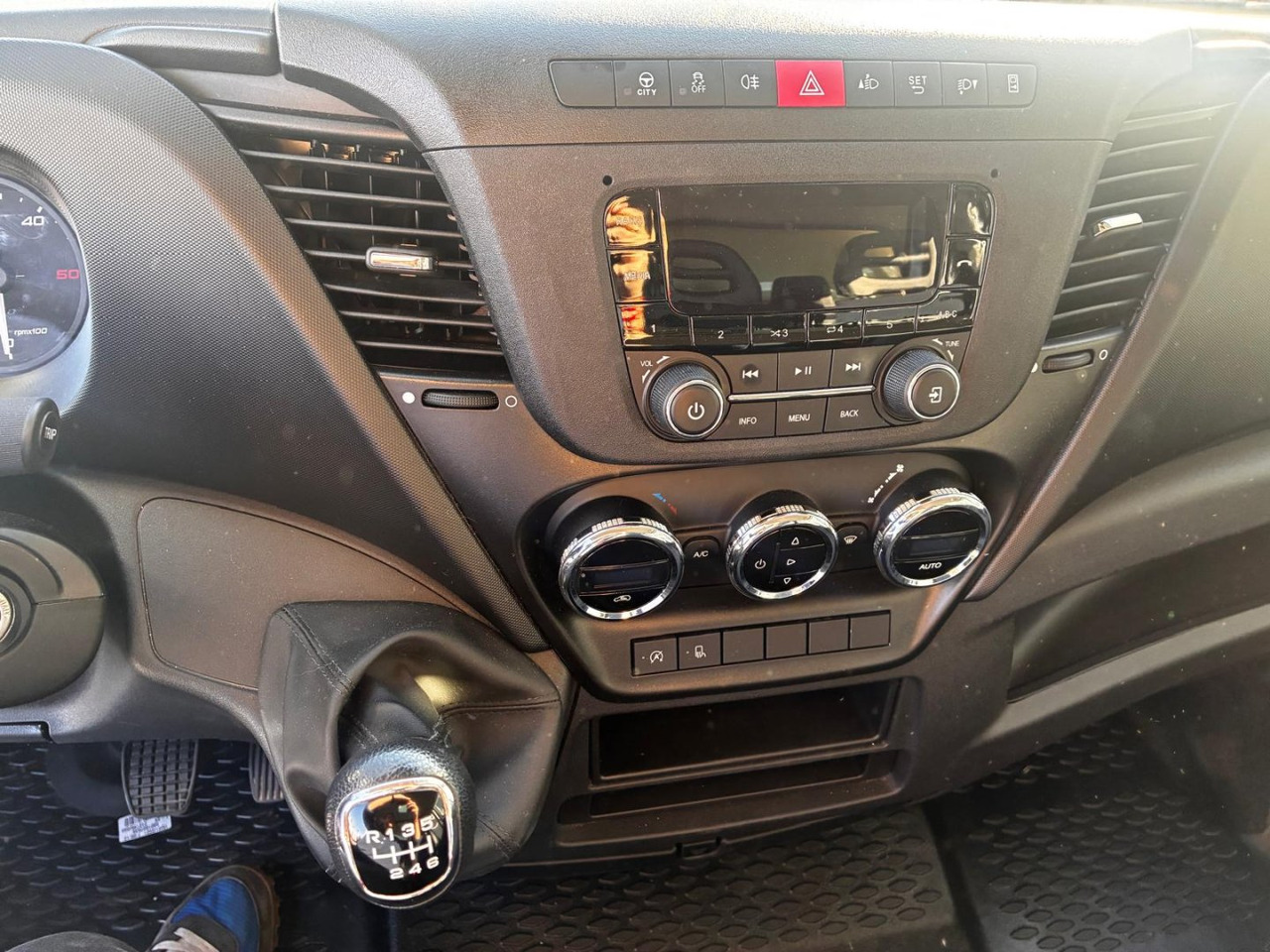 Dostavno vozilo sa zatvorenim sandukom Caja cerrada IVECO 35C16 20m3 con puertas traseras: slika 9