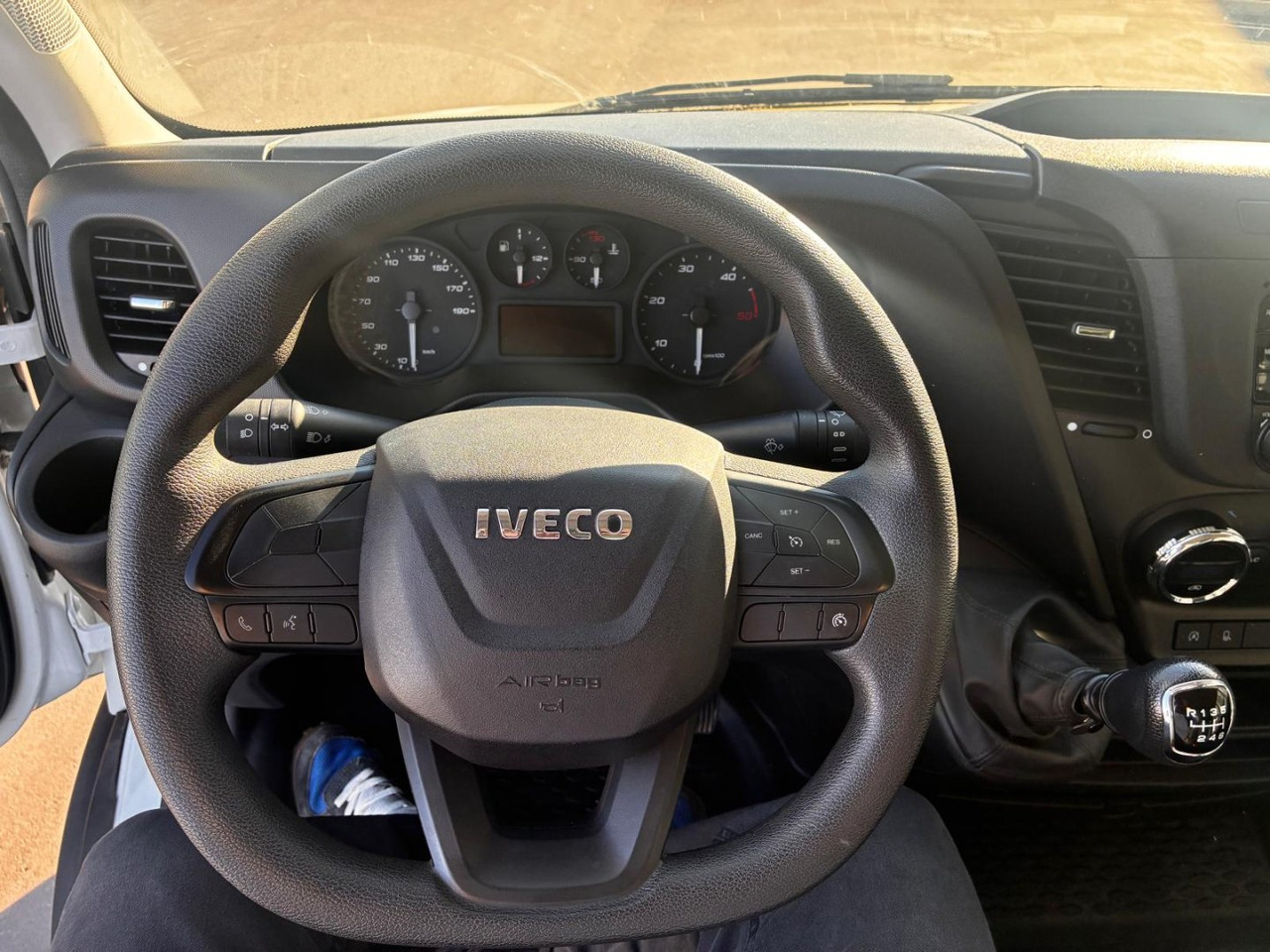 Dostavno vozilo sa zatvorenim sandukom Caja cerrada IVECO 35C16 20m3 con puertas traseras: slika 8