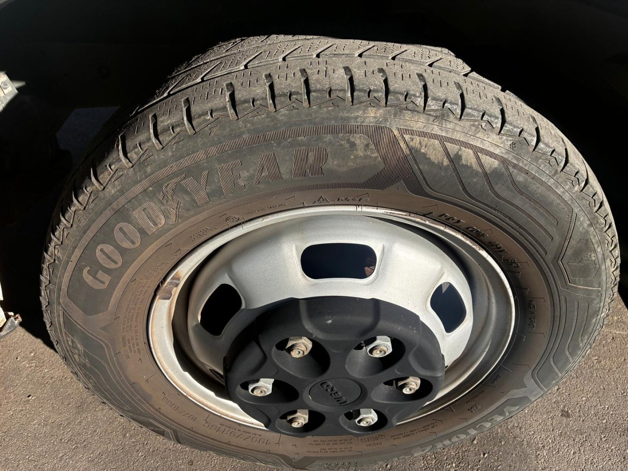 Dostavno vozilo sa zatvorenim sandukom Caja cerrada IVECO 35C16 20m3 con puertas traseras: slika 12