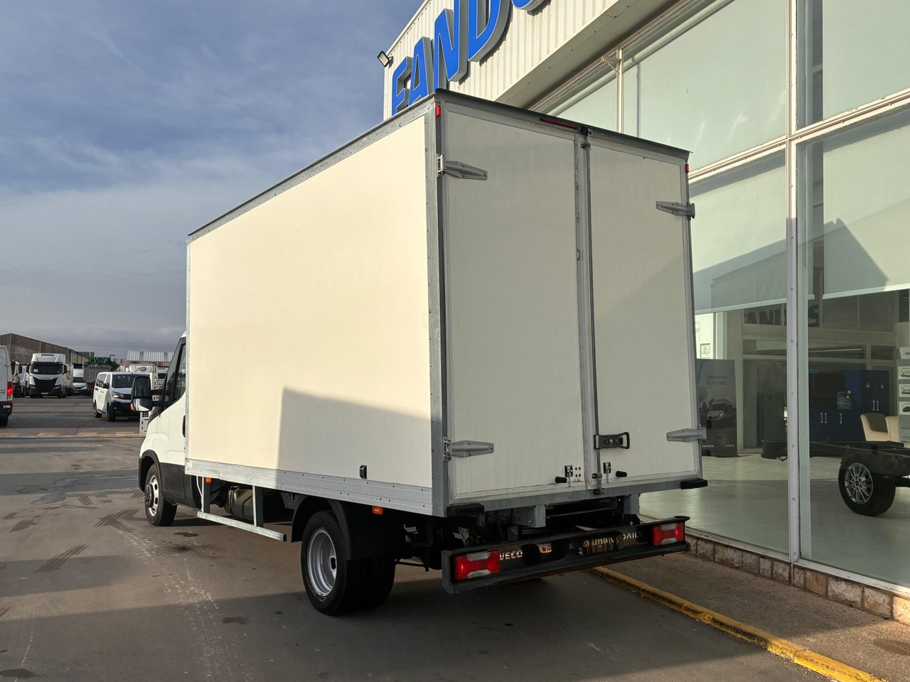 Caja cerrada IVECO 35C16 3.0 20m3 con puertas traseras - Dostavno vozilo sa zatvorenim sandukom: slika 4 Caja cerrada IVECO 35C16 3.0 20m3 con puertas traseras - Dostavno vozilo sa zatvorenim sandukom: slika 4