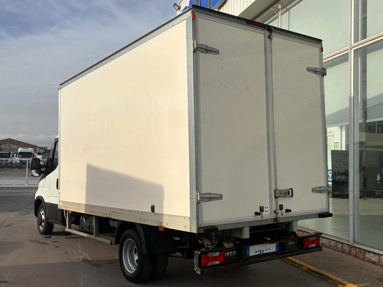 Caja cerrada IVECO 35C16 3.0 20m3 con puertas traseras - Dostavno vozilo sa zatvorenim sandukom: slika 4 Caja cerrada IVECO 35C16 3.0 20m3 con puertas traseras - Dostavno vozilo sa zatvorenim sandukom: slika 4