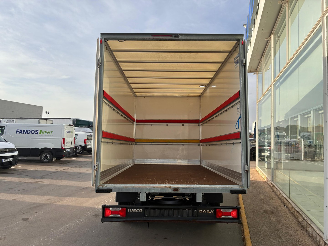 Caja cerrada IVECO 35C16 3.0 20m3 con puertas traseras - Dostavno vozilo sa zatvorenim sandukom: slika 5 Caja cerrada IVECO 35C16 3.0 20m3 con puertas traseras - Dostavno vozilo sa zatvorenim sandukom: slika 5