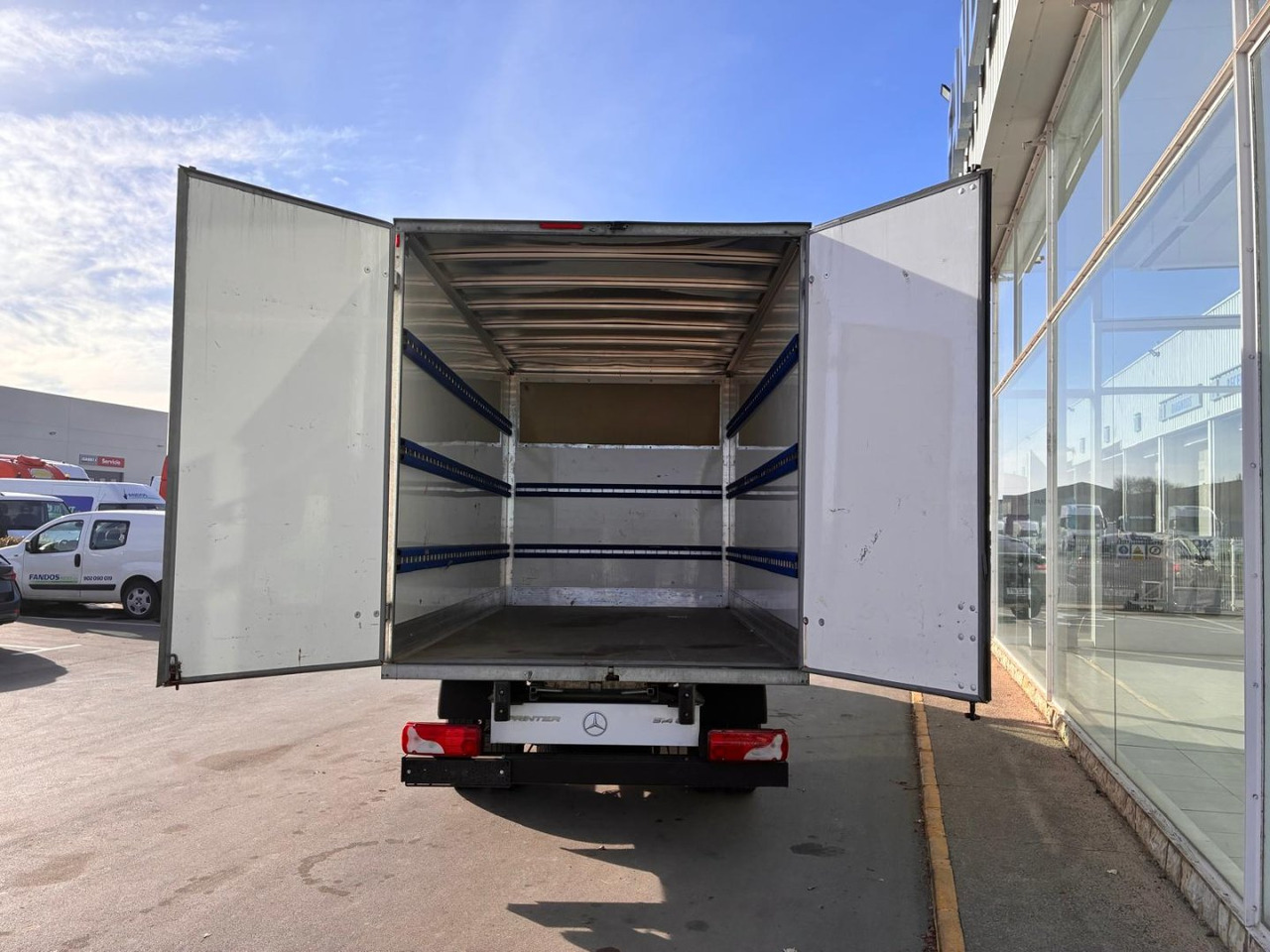 Caja cerrada Mercedes Sprinter 514 20m3 con puertas traseras - Dostavno vozilo sa zatvorenim sandukom: slika 4 Caja cerrada Mercedes Sprinter 514 20m3 con puertas traseras - Dostavno vozilo sa zatvorenim sandukom: slika 4