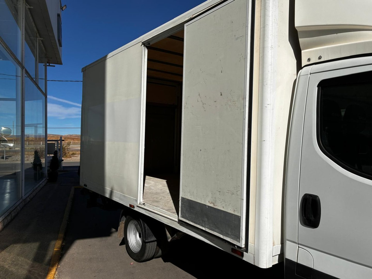 Caja cerrada con plataforma elevadora IVECO 35C14 20m3 con puerta lateral - Dostavno vozilo sa zatvorenim sandukom: slika 5 Caja cerrada con plataforma elevadora IVECO 35C14 20m3 con puerta lateral - Dostavno vozilo sa zatvorenim sandukom: slika 5