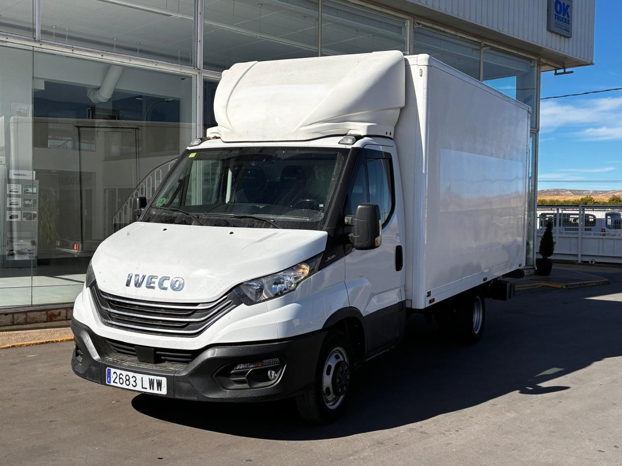 Caja cerrada con plataforma elevadora IVECO 35C14 20m3 con puerta lateral - Dostavno vozilo sa zatvorenim sandukom: slika 1 Caja cerrada con plataforma elevadora IVECO 35C14 20m3 con puerta lateral - Dostavno vozilo sa zatvorenim sandukom: slika 1