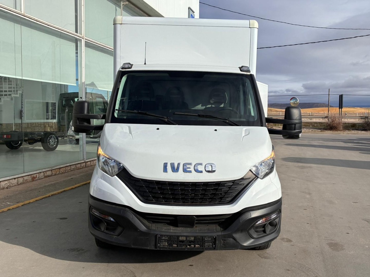 Caja cerrada con plataforma elevadora IVECO 35C16 20m3 - Dostavno vozilo sa zatvorenim sandukom: slika 2 Caja cerrada con plataforma elevadora IVECO 35C16 20m3 - Dostavno vozilo sa zatvorenim sandukom: slika 2
